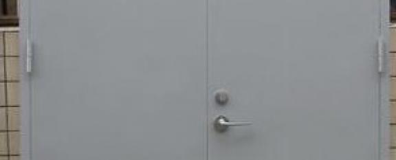 防火門開啟方式為何限定為平開式？